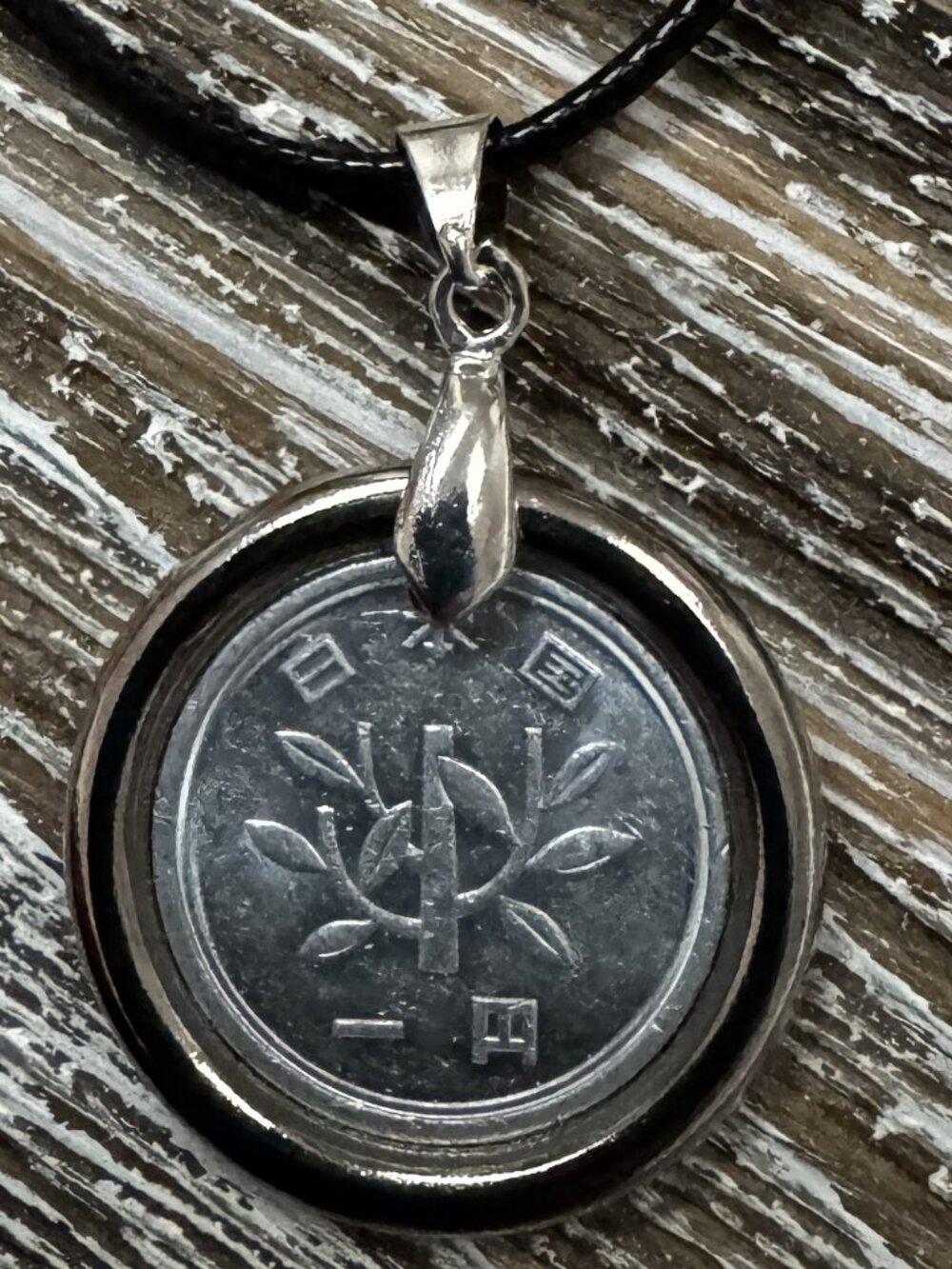 2008 Japanese 1 Yen Coin Pendant - Handcrafted Vintage Coin Resin Necklace - Picture 2 of 4